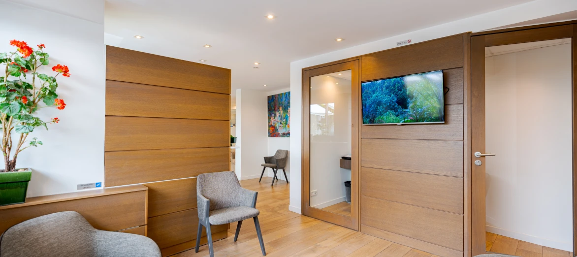 Espace d’attente du cabinet dentaire Escudier, fauteuils et cloison en bois