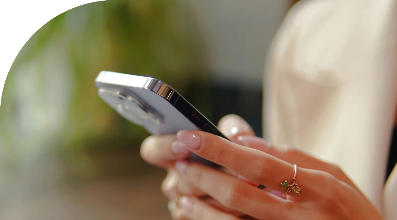 Personne consultant un smartphone