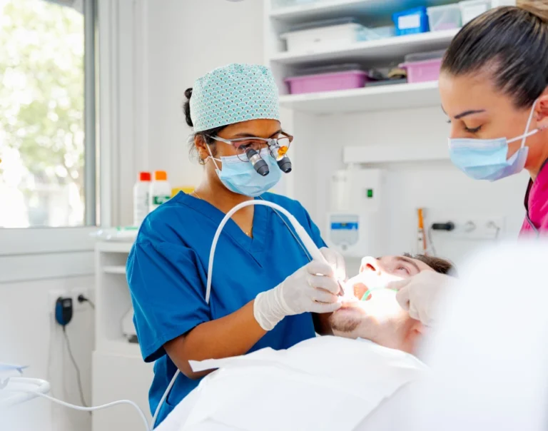 Examen des gencives d’un patient pour dépister une gingivite