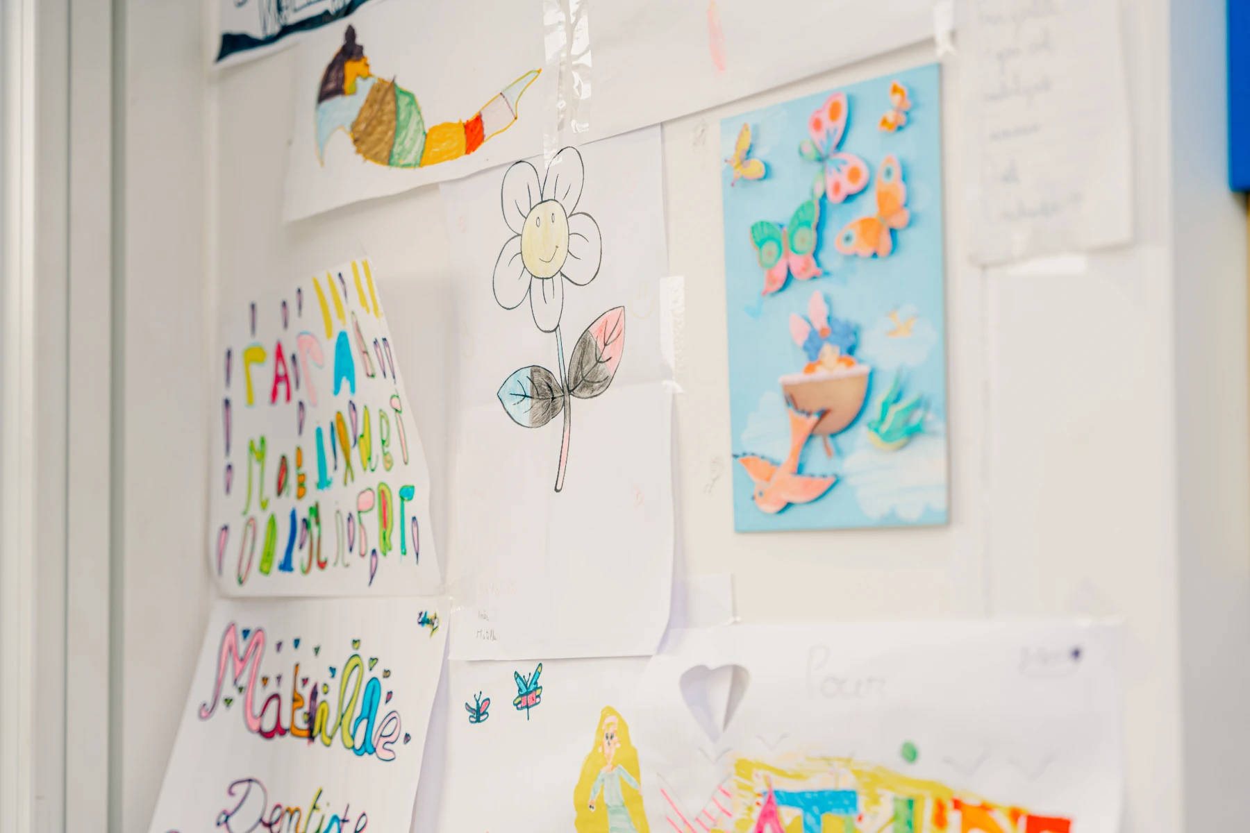 Mur de dessins d’enfants affichés au cabinet dentaire Escudier