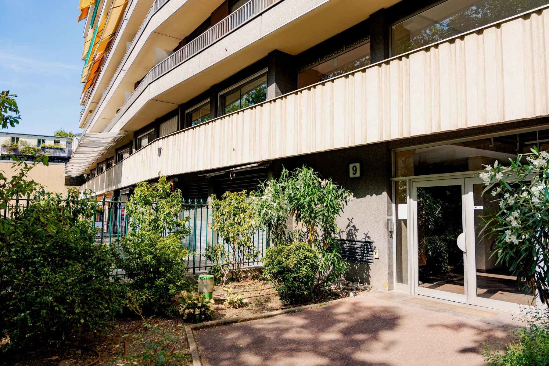 Façade de l’immeuble du cabinet dentaire Escudier à Boulogne-Billancourt