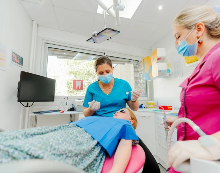 Pose d’un mainteneur d’espace chez un enfant, praticienne et assistante