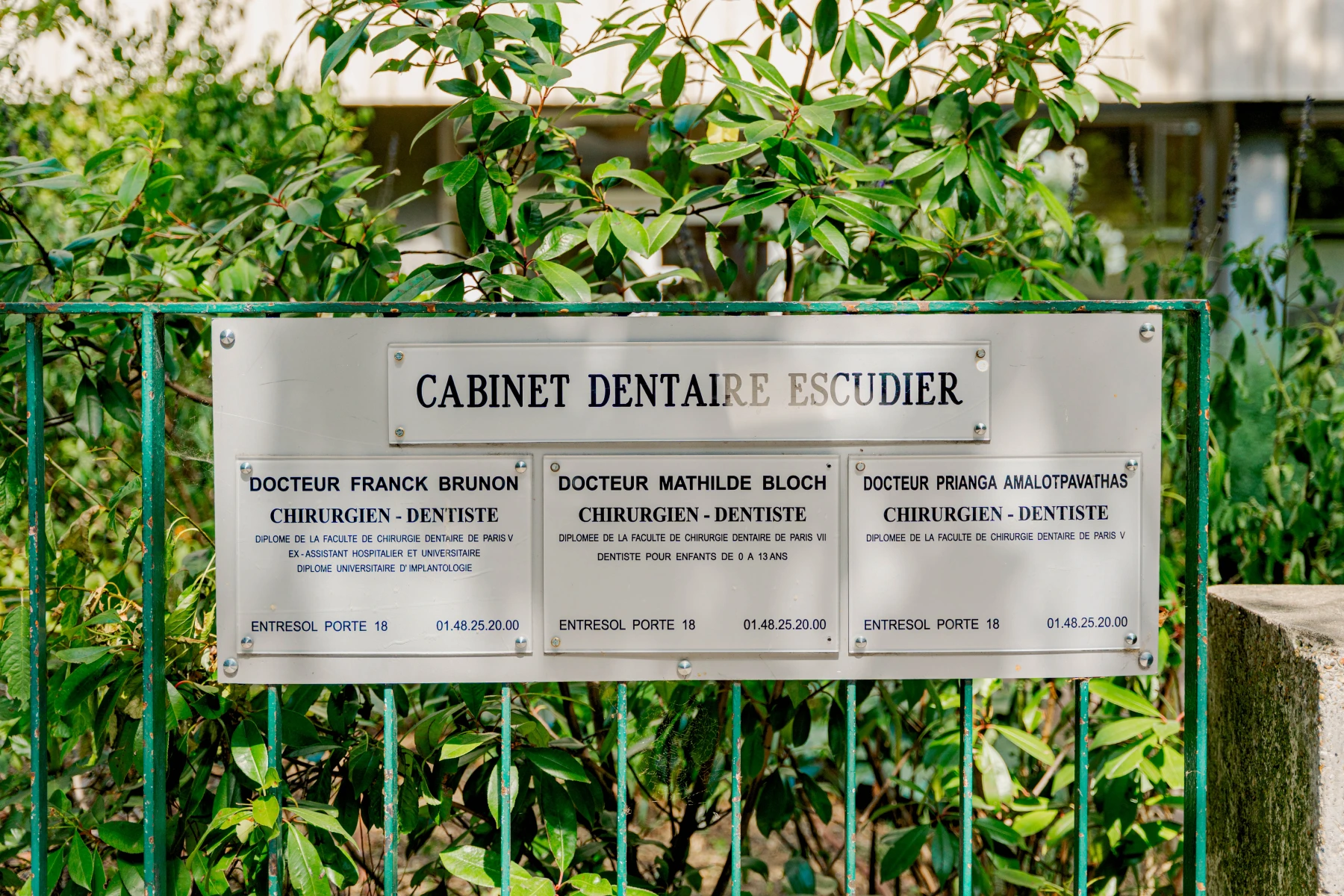 Plaque du Cabinet dentaire Escudier portant le nom des trois chirurgiens-dentistes