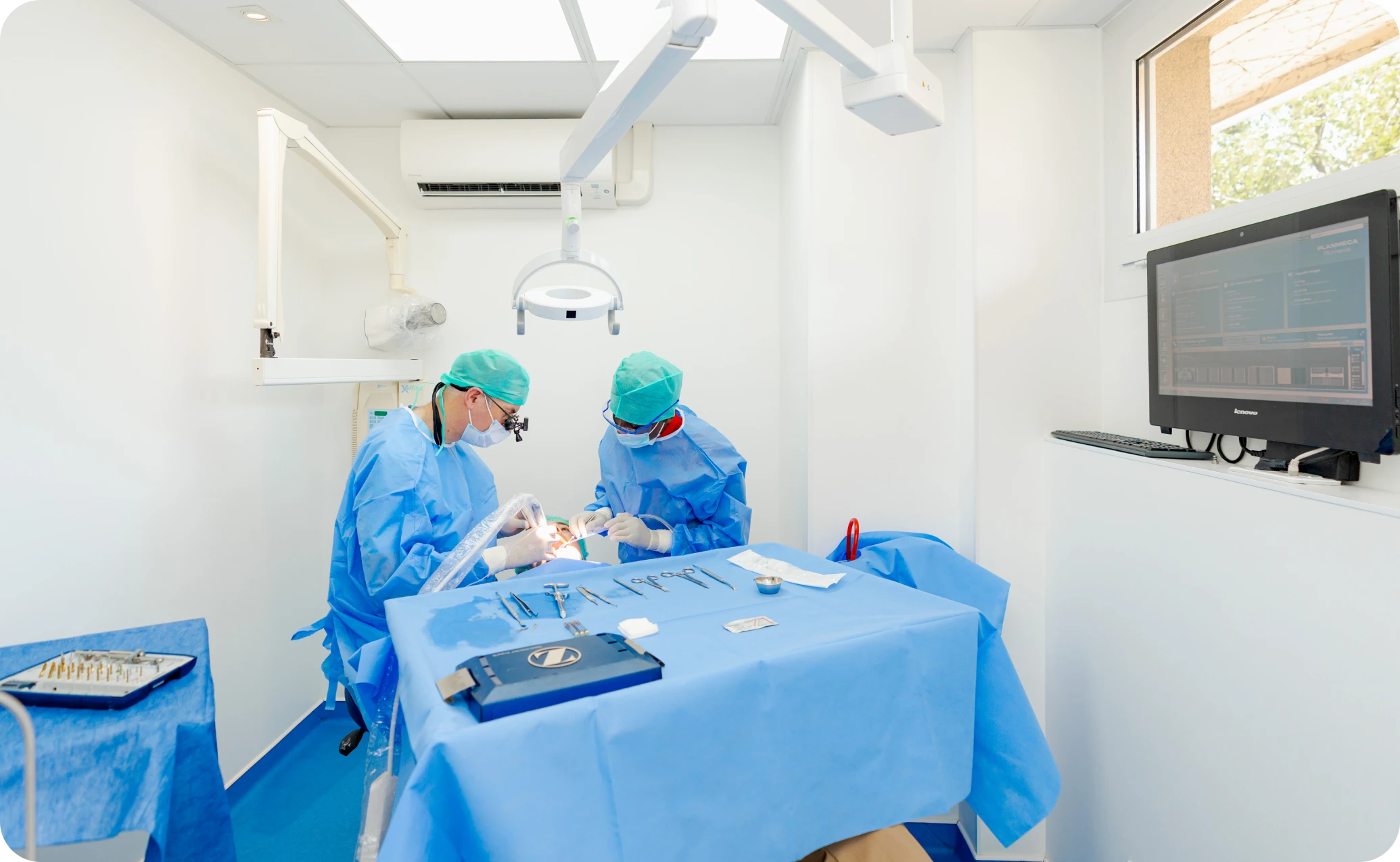 Pose d’un implant dentaire au bloc opératoire