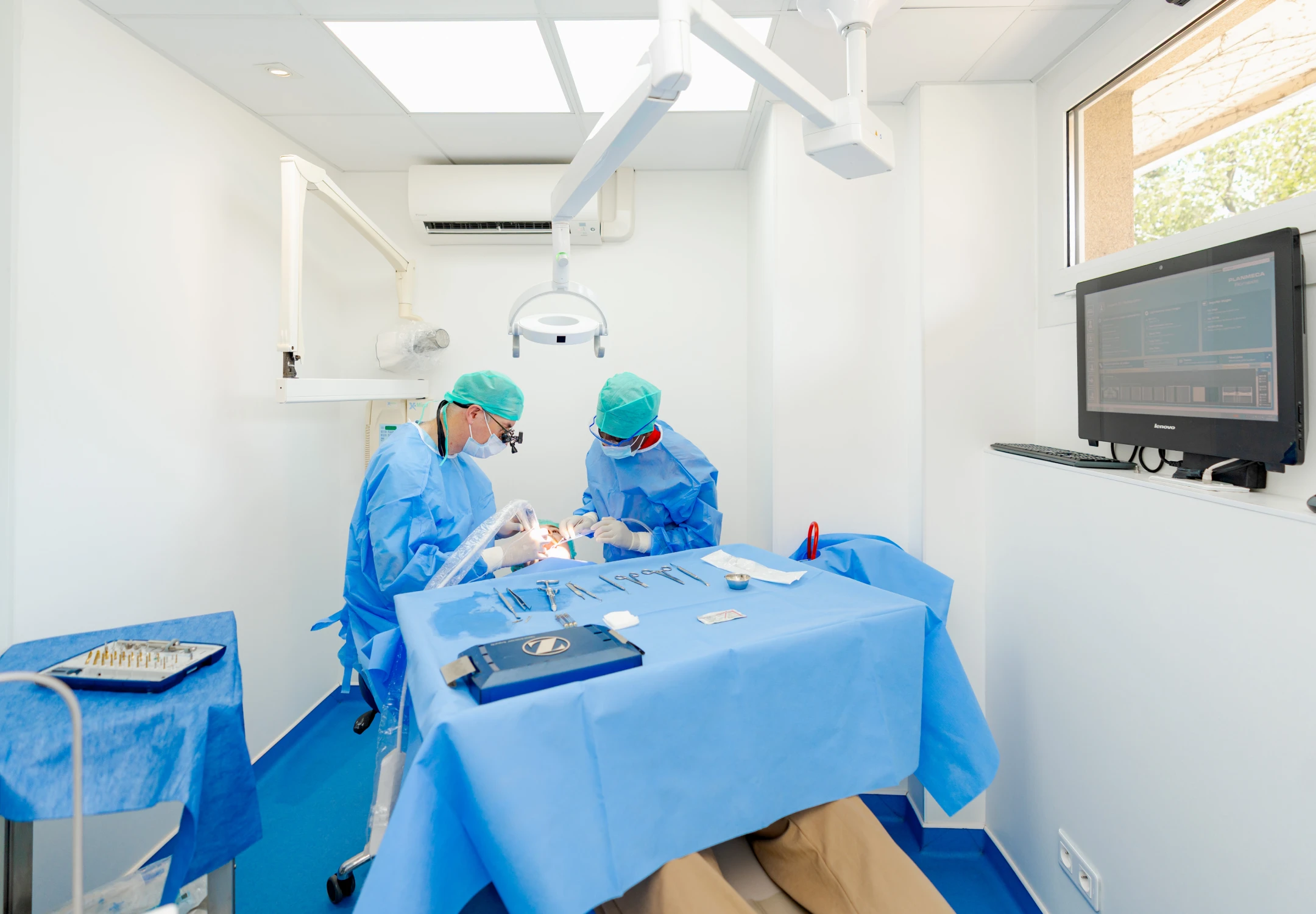 Salle de chirurgie du cabinet dentaire Escudier préparée pour une intervention