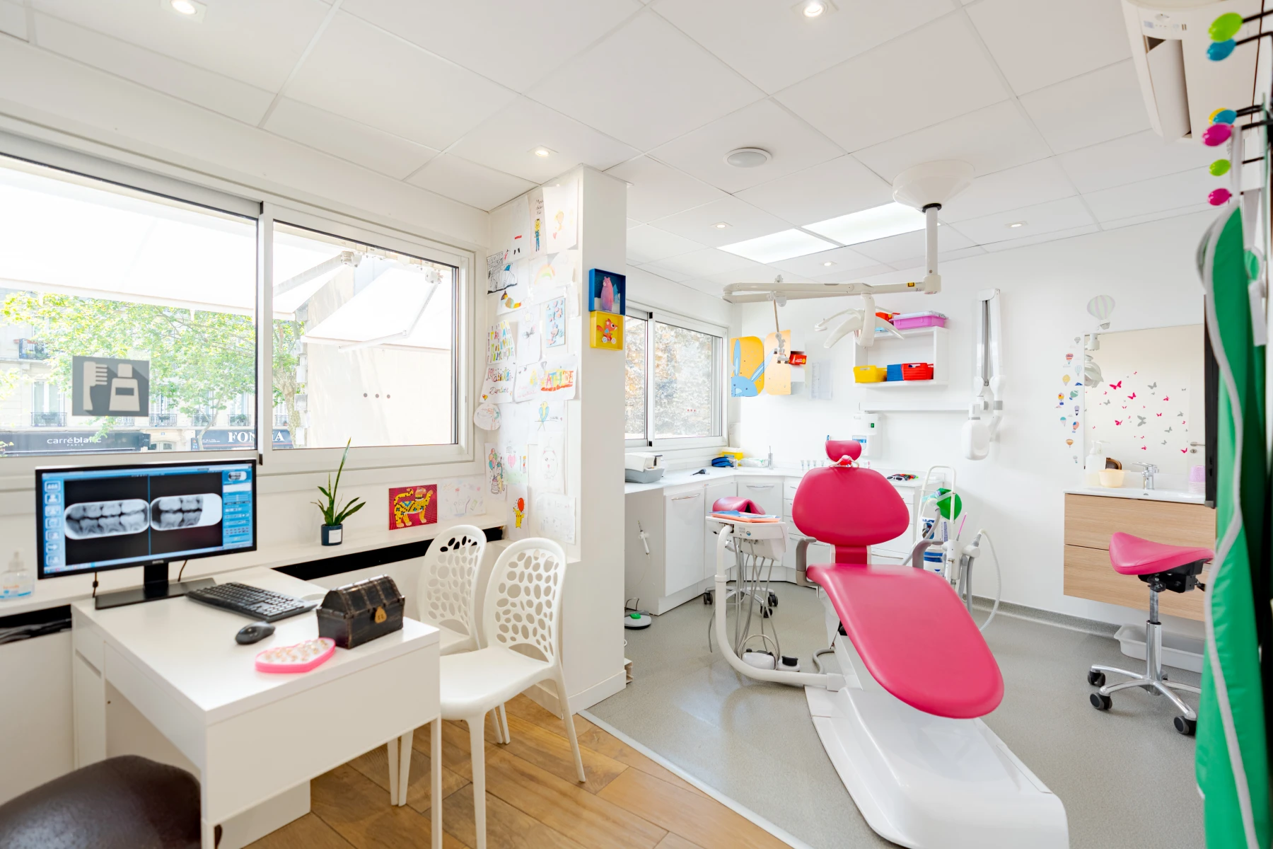 Salle de soins pour enfants avec fauteuil dentaire rose