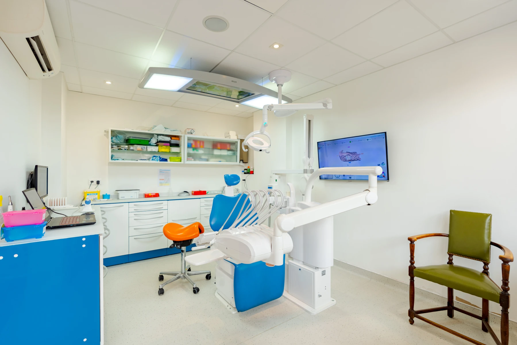 Salle de soins et fauteuil dentaire du cabinet dentaire Escudier