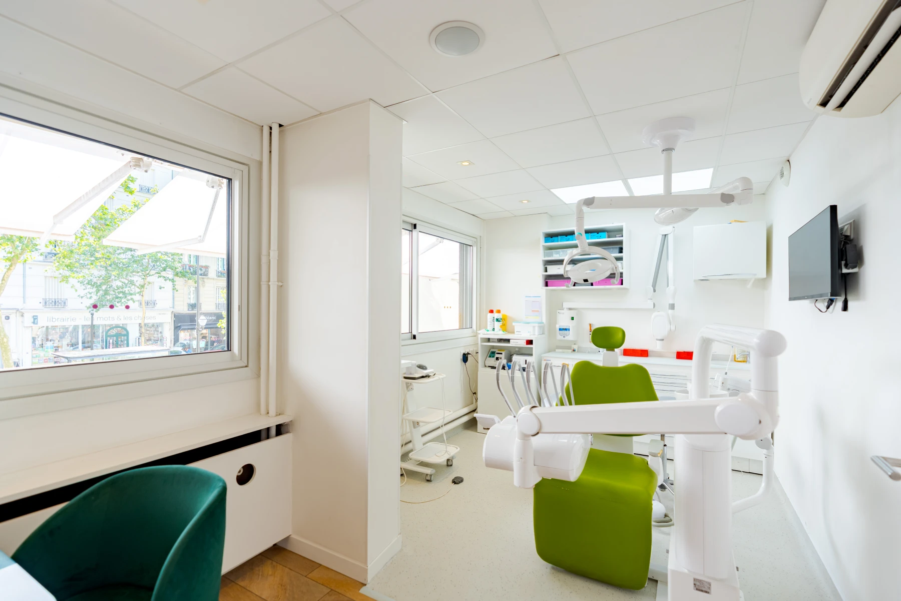 Fauteuil dentaire vert dans une salle de soins du cabinet dentaire Escudier