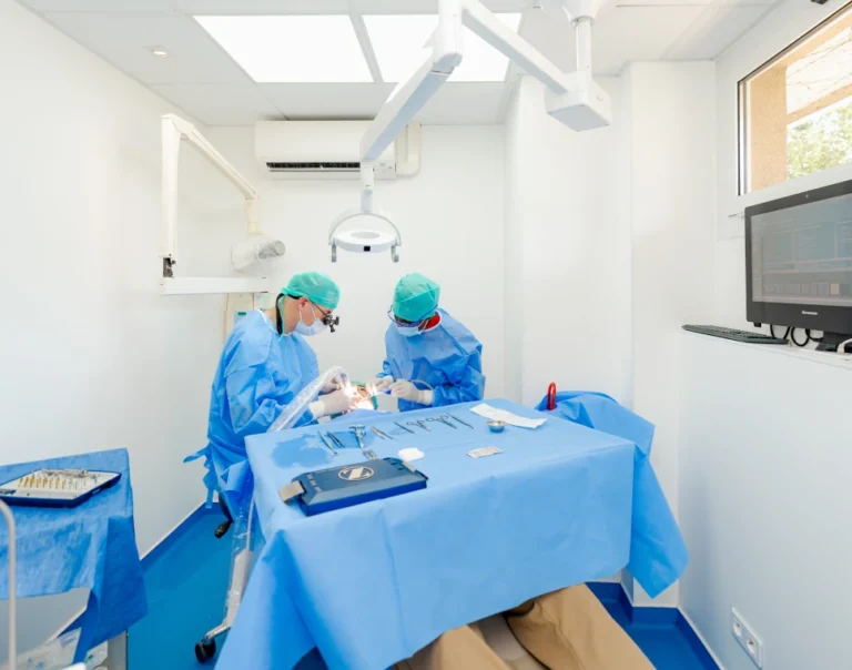 Sinus lift réalisé par une équipe en tenue stérile
