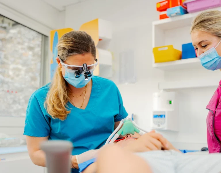 Enfant soigné sous MEOPA par une praticienne équipée de loupes